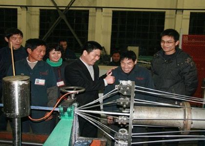 ACCC導(dǎo)線成功投產(chǎn)，蔣錫培與身障員工一起歡...