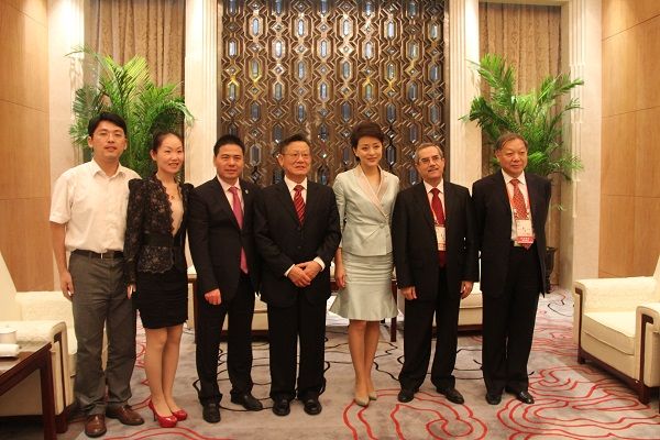 蔣錫培（左三）與第八任秘書長沙祖康（中）、陽光媒體集團主席、董事長楊瀾（右三）合影
