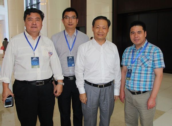 蔣錫培與中國經(jīng)濟體制改革會副會長樊綱合影